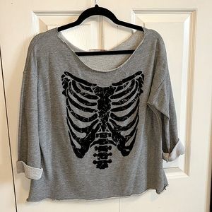 Bone rib cage open back 3/4 sleeve gray and black top